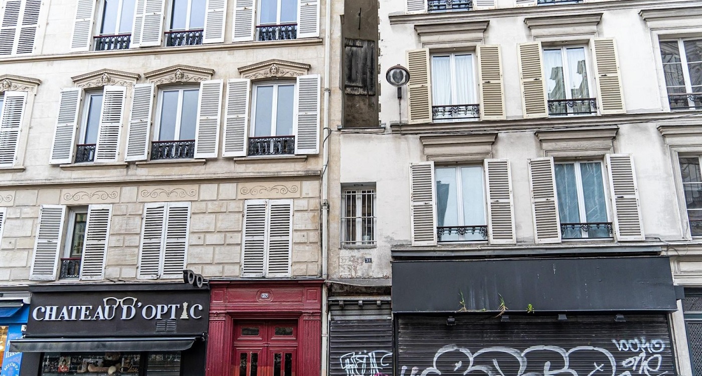 In cramped conditions, but not in any way offended - the smallest house in Paris between two giants. Sortiraparis Photos